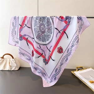 Carré de soie élégant avec imprimé chaîne de luxe et motifs vintage rose et violet