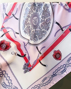 Gros plan d'un foulard en soie rose avec motif mandala élégant et détails de chaînes