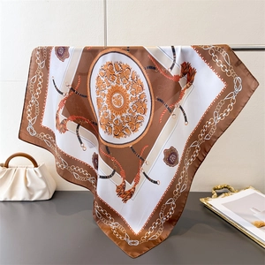 Vue macro d'un foulard en soie baroque avec imprimés de chaînes dorées et de glands chics