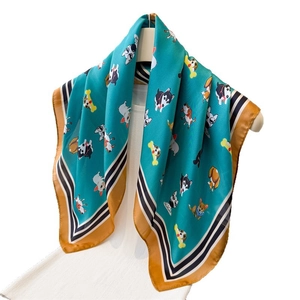 Carré de soie turquoise avec motifs chiens amusants et bordure rayée élégante