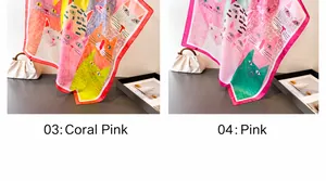 Detailaufnahme von seidigen Tüchern mit künstlerischen Katzenprints in Koralle und Rosa