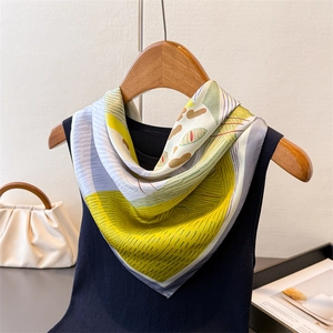 Eleganter bunter quadratischer Satinschal mit Katzendruck für Damen auf Kleiderbügel