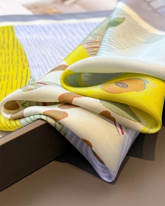 Detailaufnahme des Seidenschals mit Katzenprint und gelb-blauen abstrakten Mustern