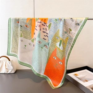 Eleganter Seidenschal mit bunten Cartoon-Katzenmotiven an einem minimalistischen Gestell