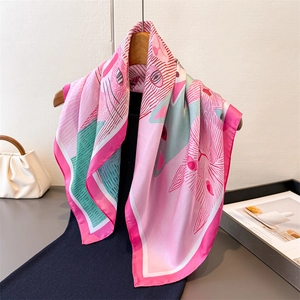 Seidenschal mit Katzenprint in Rosa und Grün auf Kleiderbügel und Schaufensterpuppe