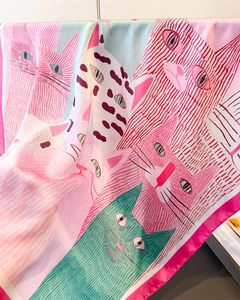 Detail eines Seidenschals mit bunten abstrakten Katzenprints und leuchtend rosa Kanten