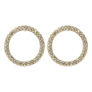 Boucles d'oreilles créoles dorées avec double rangée de strass pavés sur fond blanc