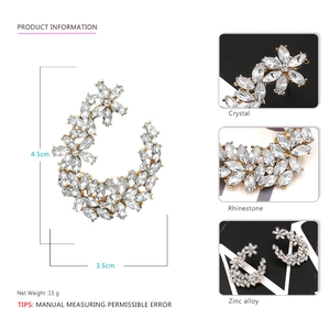 Boucles d'oreilles en forme de C avec grappes de fleurs en cristal et strass étincelants