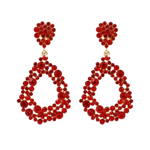 Élégantes boucles d'oreilles goutte en cristal rouge avec placage doré et strass