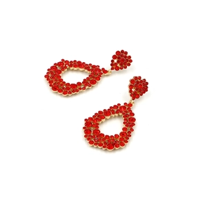 Vue détaillée de boucles d'oreilles en forme de goutte avec cristaux rouges et dorés