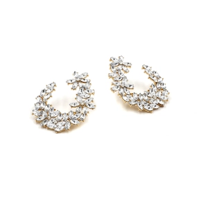 Détail de grandes boucles d'oreilles fleuries en C avec strass brillants marquise