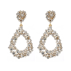 Boucles d'oreilles pendantes dorées avec clous en cœur et cristaux pavés brillants
