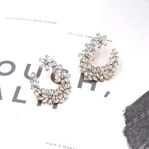 Boucles d'oreilles fleuries en C avec strass en cristal sur papier d'art texturé