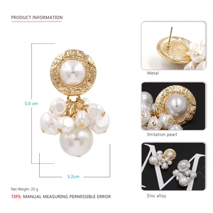 Boucles d'oreilles vintage en métal doré martelé avec pompons en perles blanches