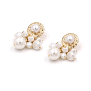 Boucles d'oreilles dorées texturées martelées avec grappe élégante de perles baroques