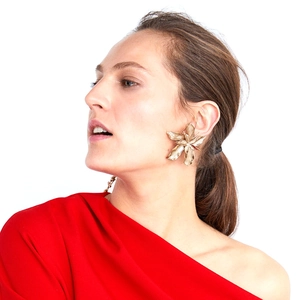 Boucles d'oreilles fleurs dorées mates avec pétales 3D détaillés pour un look vintage