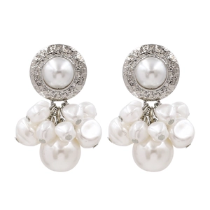 Élégantes boucles d'oreilles en métal martelé argenté avec grappes de perles baroques