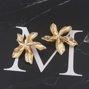 Boucles d'oreilles fleurs 3D en métal doré avec texture de pétales réaliste et design
