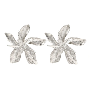 Boucles d'oreilles fleurs 3D argentées avec pétales en métal sur fond blanc
