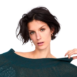Orecchini a cerchio a C in metallo con pendente in perla di conchiglia su modella