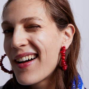Grandes boucles d'oreilles créoles avec perles de turquoise rouge style bohème