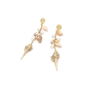 Elegant gold earrings with seashell tassels and white pearls for a vintage bohemian look