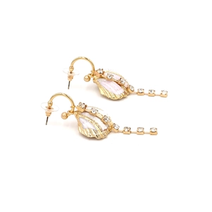 Boucles d'oreilles pendantes en nacre dorée avec zircons brillants et style tassel