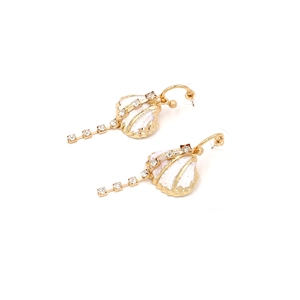 Boucles d'oreilles coquillage dorées avec pampilles en strass et émail blanc