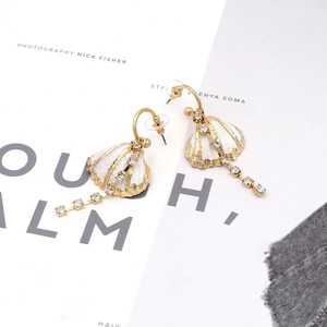 Longues boucles d'oreilles coquillage dorées avec pampilles en cristal brillant