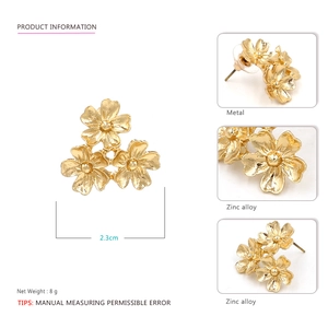 Detail of gold floral earrings made of zinc alloy with 2.3cm size dimensions