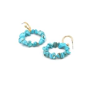 Boucles d'oreilles ethniques en turquoise avec crochets dorés sur fond blanc