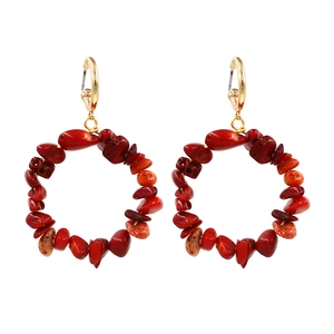 Boucles d'oreilles bohèmes avec perles en pierre rouge vif et fermoirs dorés élégants