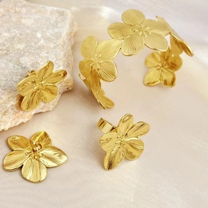 Bijoux Boucles D'oreilles Bracelet Et Bague Fleurs Cuivre Plaqué Or 18K Camélia Brossé Accessoires Mode Élégants Femmes