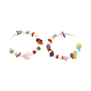 Fashionable C-shaped hoop earrings featuring colorful crushed stones and white pearls
