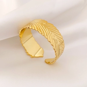 Elegant 18K gold-plated adjustable ring featuring a detailed wheat leaf texture
