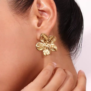 Boucles d'oreilles fleur plaquées or 18 carats avec pétales texturés au design vintage