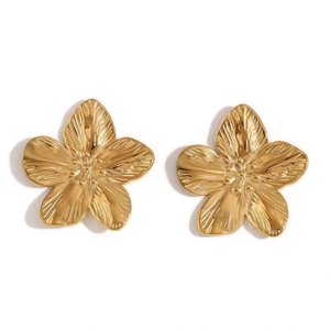 Détail macro de boucles d'oreilles fleurs plaquées or 18 carats avec texture radiale