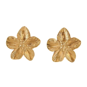 Élégantes boucles d'oreilles fleur plaquées or 18 carats avec texture de pétale détaillée