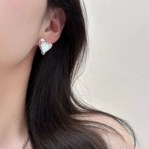 S925 Sterling Silber Herzohrringe mit unregelmäßiger Lavastruktur und Metallfinish