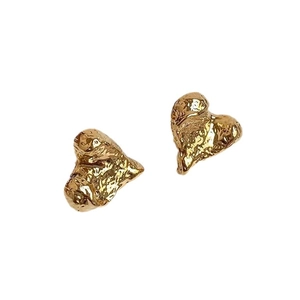 Unregelmäßige herzförmige Lava-Ohrringe in Gold mit Hammerschlag-Textur im Vintage-Stil