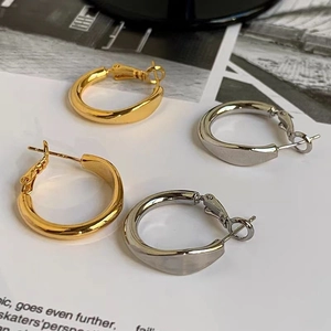 Set aus polierten, gedrehten Creolen in Gold und Silber mit minimalistischem Design