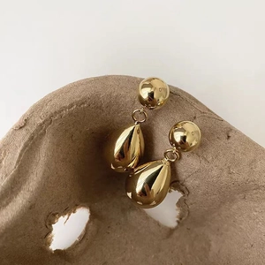 Boucles d'oreilles minimalistes dorées géométriques en forme de goutte au fini poli