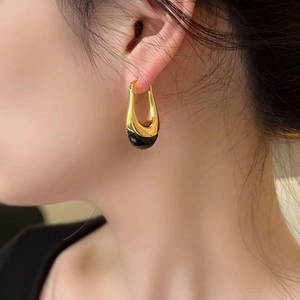 Orecchini a goccia in oro 18K a forma di U con perline in agata nera lucida da donna