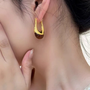 Orecchini retrò a forma di U in oro 18 carats con dettagli in resina ambrata marrone