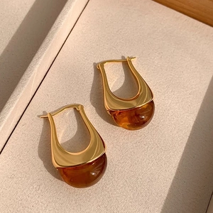 Orecchini a U placcati oro 18K con inserti in resina ambrata traslucida moderna