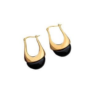 Orecchini a goccia placcati oro 18 carati con eleganti pendenti neri su sfondo bianco puro