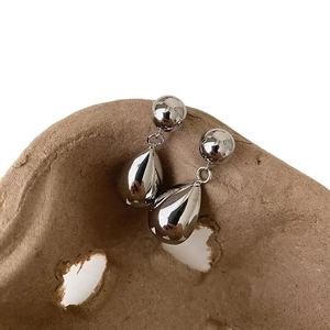 Boucles d'oreilles goutte d'eau argentées polies avec pendentifs géométriques sur support