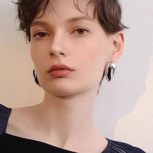 Boucles d'oreilles gouttes argentées polies au design géométrique minimaliste pour femme