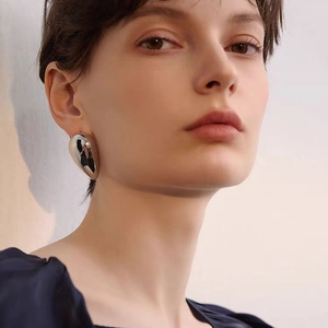 Boucles d'oreilles gouttes argentées polies pour femmes au design géométrique minimaliste