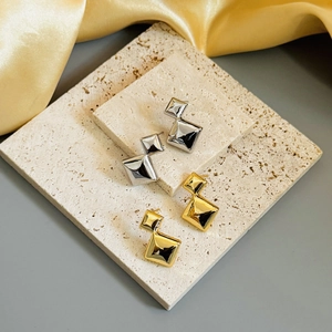 Boucles d'oreilles géométriques doubles losanges en finitions métal poli or et argent